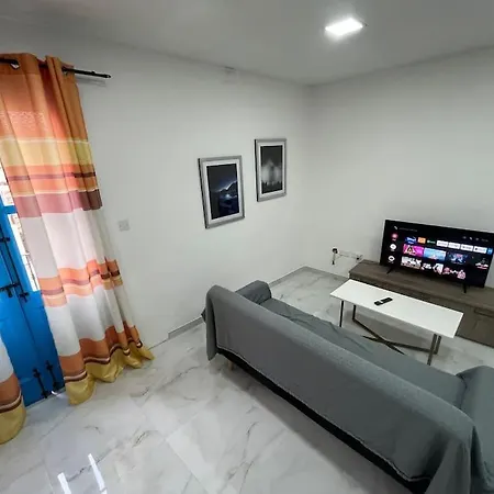 2 Bedroom Centrally Located Apartamento *
