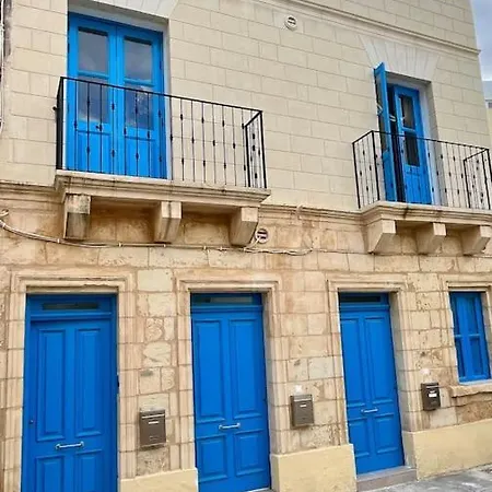 דירה 2 Bedroom Centrally Located