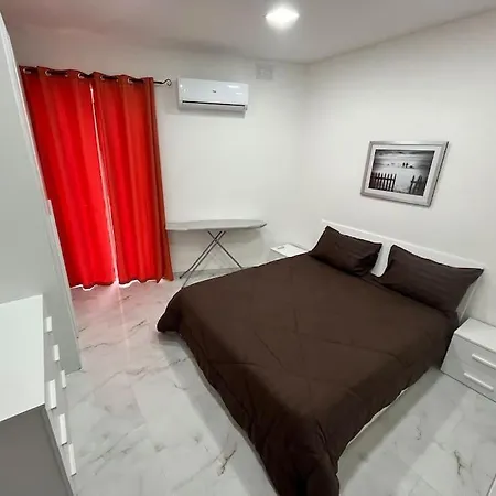 Apartment 2 Bedroom Centrally Located *